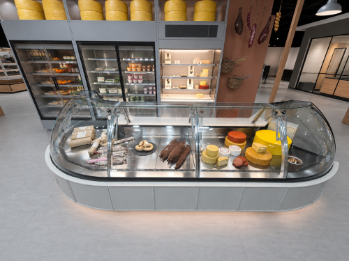 Moderne Delikatessen-Kühltheke mit gebogener Panoramaverglasung