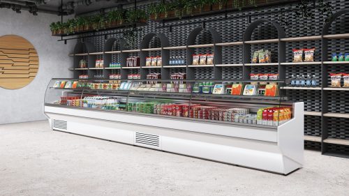 Weiße Kühltheke vor einem Kühlregal mit Molkereiprodukten